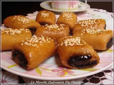 Quelle est cette pâtisserie du Maghreb, très connue en Algérie et en Tunisie, fabriquée avec une pâte à base de semoule de blé dur et une couche de pâte de dattes ?