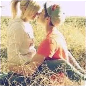 Un des moments les plus sympa avant le grand saut, c'est le flirt'. Ça se taquine, ça fait des sous-entendus Quel verbe correspond à cette période ?