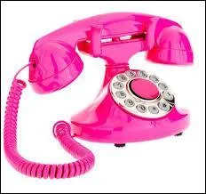 Cochez la bonne affirmation concernant le tlphone rose.