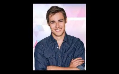 Qui sort avec Léon dans les premiers épisodes de la saison 1 ?