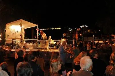 Que mange nos amis les petits chinois ? Personnellement, je ne sais pas comment ils s'y prennent avec leurs baguettes !