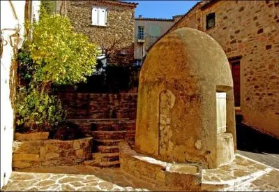 Quel est ce joli village du Var, encerclé de vignes et de forêts qui vous offrira un panorama unique sur la presqu'île et le golfe de Saint-Tropez ?