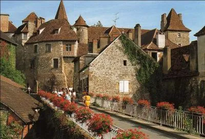 Quel est le nom de ce sublime village du Lot, face à l'île de Calypso et où vous pourrez contempler de magnifiques maisons Renaissance aux fenêtres sculptées ?