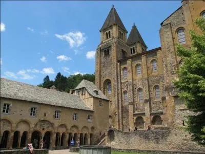 Dans quel département devrez-vous aller afin de découvrir Conques où vous pourrez admirer une riche abbatiale, un des joyaux de l'art roman ?
