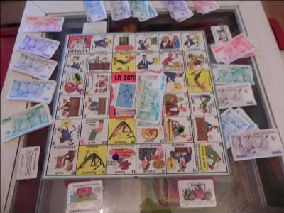 Version de ce jeu de société des années 1980, j'en ai passé des heures à jouer à ce jeu, avec mes cousins et cousines, il s'agit...