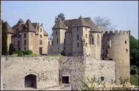 Voici le château de Couches. Village viticole et agricole, en Bourgogne, il se situe dans le département ...