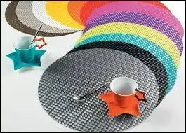 Ma mère a acheté 4 ______ de table pour les mettre dans le salon.