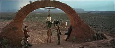 Soyons un peu sérieux, rappelle Lou, elle s'adresse à Nicoldy : Dis-nous plutôt quel est ce dernier film à succès en Belgique ?