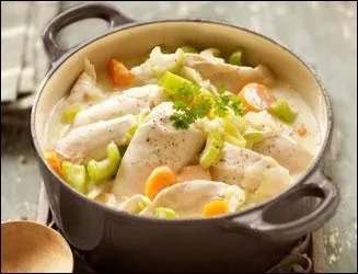 Pendant que Nicoldy travaillait dur devant son ordinateur, son épouse nous a préparé une spécialité belge à base de poisson baignant dans un bouillon de légumes :