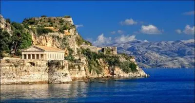 Luxuriante et montagneuse, elle sera exploitée depuis l'Antiquité pour ses gisements d'or, de cuivre et de marbre. Quelle est cette île ?