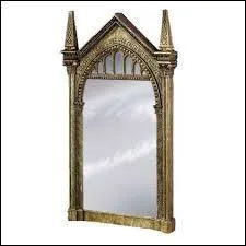 Dans "Harry Potter", comment s'appelle le miroir magique qui montre à celui qui l'observe son désir le plus fort ?