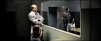 Comment appelle-t-on le miroir qui est utilisé pour voir sans être vu ?