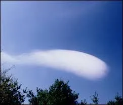 Quel est le nom de ce nuage ? Indice - Ils suivent les cirrus et annoncent un changement de temps