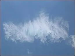 Quel est le nom de ce nuage ? Indice - Ils indiquent un changement de temps certain