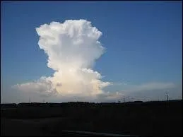 Quel est le nom de ce nuage ? Indice - ils donnent pluie et neige en hiver