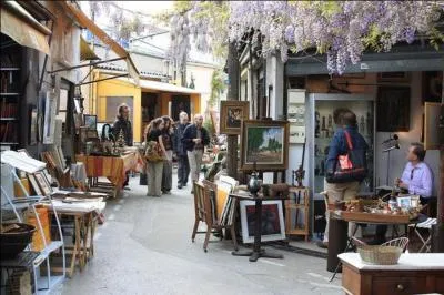 Oû est située une des plus célèbres brocantes de Paris ?