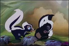 Au moment du baiser avec Bluebelle, quel teint la fourrure de Fleur a-t-elle pris ?