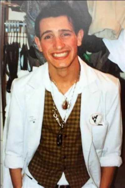 Et pour finir, quel est le nom de ce jeune homme ?