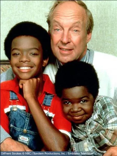 Dans cette série télévisée, par qui ont été accueillis, les orphelins Arnold et Willy ?