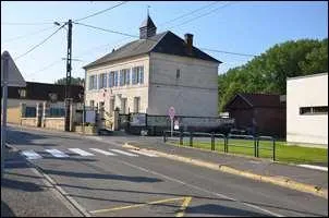 J'ai passé une grande partie de mon enfance dans un village qui se nomme Chevincourt ( photo : la mairie), ce village se trouve dans le même département de ma ville natale qui est Compiègne. De quel département s'agit-il ?