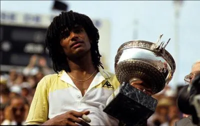 Je voudrais avoir (svp), le nom du tournoi remporté par Yannick Noah et aussi l'année.
