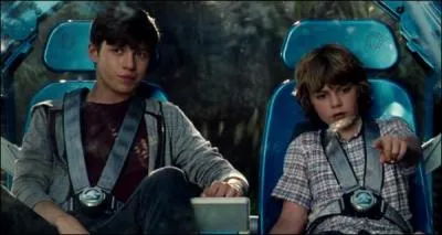 Dans quel véhicule sont Zach et Gray, quand ils rencontrent le dinosaure qui s'est échappé ?