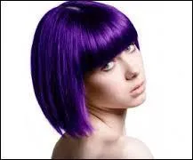 Elle s'est teint les cheveux en violet. Vrai ou faux ?