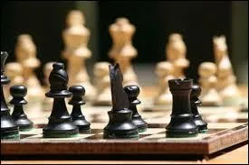 Dans quel jeu de société peut-on posséder les pièces blanches ?