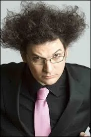 Magicien humoriste de grande taille.