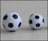 Quel ballon n'est pas à gauche de l'autre ?