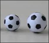 Complétez : le gros ballon est à _______ du petit ballon.