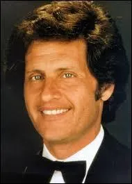 Où se trouve la plage sur laquelle marche Joe Dassin dans sa chanson "L'Été indien" ?