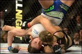 Qui remporta la rencontre opposant Ronda Rousey à Cat Zingano ?