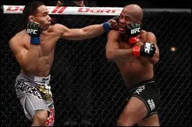 Qui remporta la première rencontre opposant John Dodson à Demetrious Johnson ?
