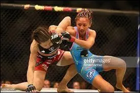 Qui remporta la rencontre opposant Joanna Jedrzejczyk à Carla Esparza ?