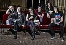 Combien d'albums le groupe The Birthday Massacre avait-il sortis au moment de sortir « Violet » ?