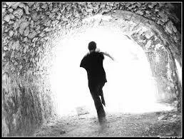 Fernand _________ du monastère sans plus attendre.