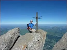 Il gravit plusieurs _________ .