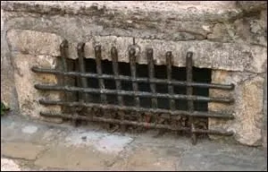 Quel est le nom donné à l'épaisseur du mur dans laquelle est ouvert ce soupirail ?