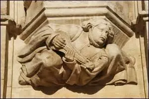 Cette pyramide inversée soutient une tourelle.