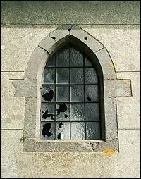 Quel nom portent les deux pierres latérales et saillantes ?