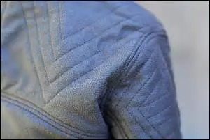 Une surpiqûre peut-elle être utilisée à d'autres fins que celles servant au renfort de la couture ?