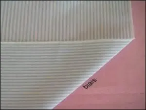 Quelle est la caractéristique de cette diagonale traversant un carré ou un rectangle ?