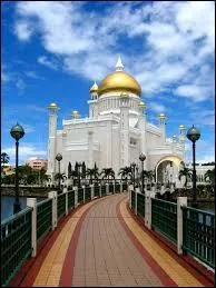 Quel est le nom de l'île sur laquelle se trouve l'État de Brunei ?