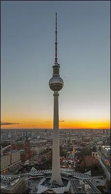 A Berlin, quel est le nom de la place sur laquelle se dresse la tour de la télévision ?
