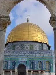 Quelle ville sainte du Proche-Orient abrite le Dôme du Rocher ?