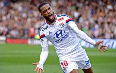 Qui est ce redoutable attaquant de l'Olympique Lyonnais ?