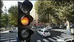 Le code de la route permet parfois de franchir un feu orange.