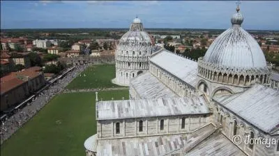 De combien d'étages est composée la tour de Pise ?