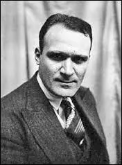 Villejuif – Léo Lagrange (ligne 7) : 
De quel domaine s'occupait Léo Lagrange dans le gouvernement lors du Front populaire ?